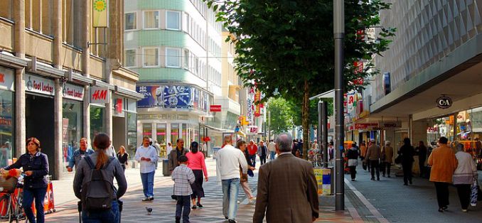 Verkaufsoffene Sonntage in Nordrhein-Westfalen - Menschen beim Shoppen in einer Fußgängerzone