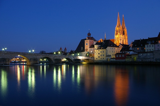 Verkaufsoffener Sonntag Regensburg - Am Abend erstrahlt die Altstadt