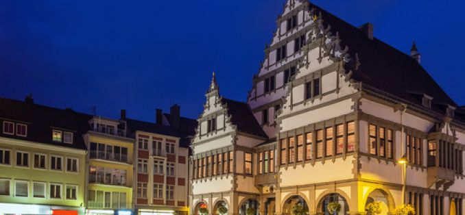 Bummeln und Einkaufen in Paderborn - Rathaus und Marktplatz in abendlicher Dämmerung