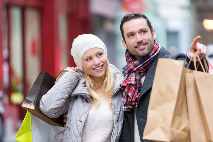 Verkaufsoffener Sonntag am 11. März 2018 Bayern BW Berlin Trier Eisenach - Ein Paar beim winterlichen Shoppen