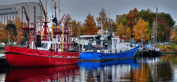 Wilhelmshaven - Einkaufen an der Nordseeküste - Zwei Schiffe im Hafen