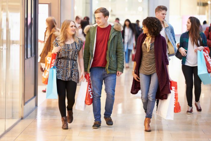 Verkaufsoffene Sonntage Saarbrücken - Termin-Übersicht 2019 - Junge Menschen beim Einkaufen in einer Mall