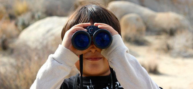 Verkaufsoffener Sonntag NRW Köln Ludwigsburg Bergheim - Ein Junge mit Fernglas auf der Suche nach den wenigen Events