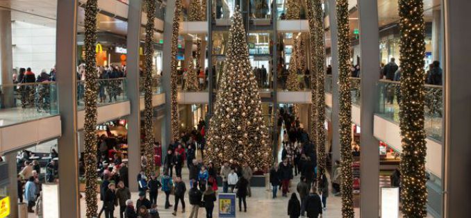 Verkaufsoffener Sonntag am 17. Dezember 2017 NRW Berlin Sachsen-Anhalt - Einkaufszentrum mit Weihnachtsbaum