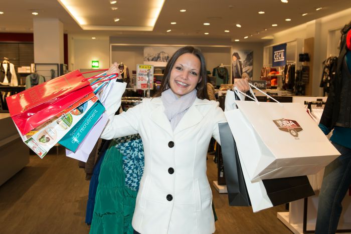 Verkaufsoffener Sonntag am 18. März 2018 Bayern BW NRW Düsseldorf Wiesbaden - Eine Frau hebt viele Einkaufstüten in die Höhe