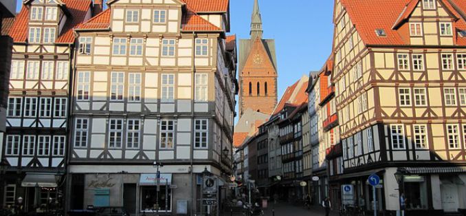 Entdecke die Shopping-Stadt Hannover - Blick in die Altstadt mit ihren schmalen Gassen
