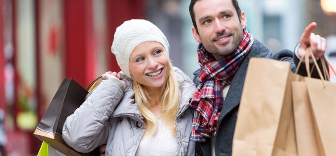 Verkaufsoffener Sonntag am 11. März 2018 Bayern BW Berlin Trier Eisenach - Ein Paar beim winterlichen Shoppen