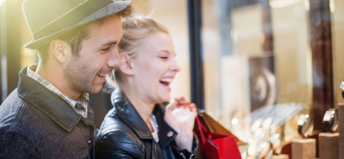 Verkaufsoffener Sonntag Bayern NRW Niedersachsen Wolfsburg Ingelheim - Ein Pärchen vor einem Schaufenster beim Juwelier