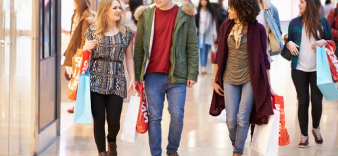 Verkaufsoffener Sonntag 3. April 2016 Niedersachsen Bayern Hannover Essen Augsburg - Junge Menschen beim Einkaufen in einer Mall