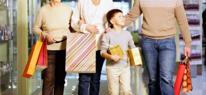 Verkaufsoffener Sonntag und Late Night Shopping in Hessen - Eine Familie beim Shoppen