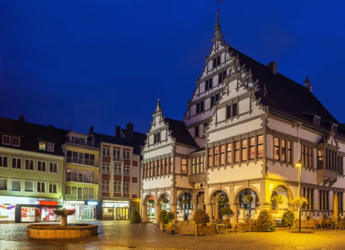 Bummeln und Einkaufen in Paderborn - Rathaus und Marktplatz in abendlicher Dämmerung