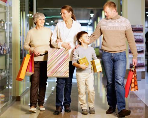 Verkaufsoffener Sonntag Hessen - Eine Familie beim Einkaufen