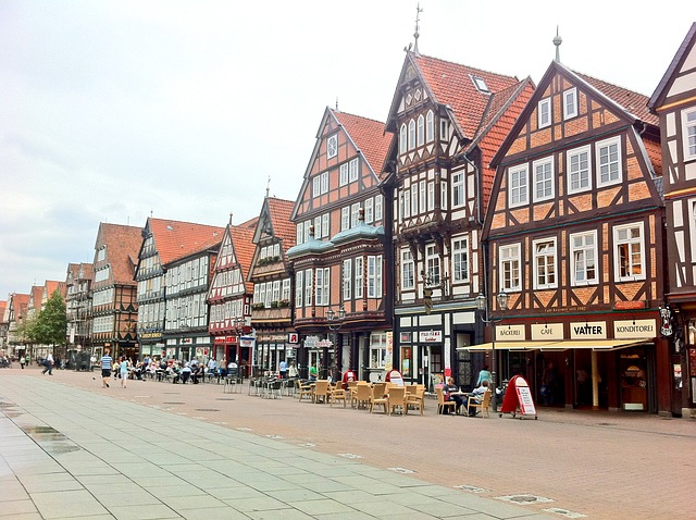Verkaufsoffener Sonntag Niedersachsen - Einkaufsstraße mit alten Fachwerkhäusern