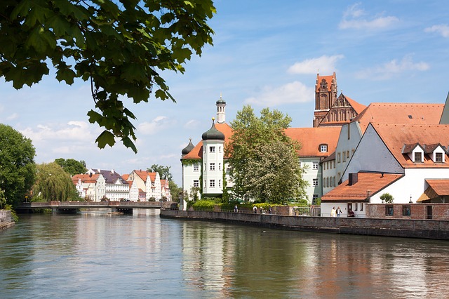 Verkaufsoffener Sonntag Landshut - Einkaufsstraßen unterhalb der Burg Trausnitz