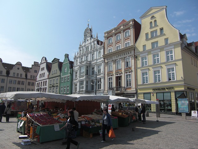 Verkaufsoffener Sonntag Rostock - Reges Treiben auf dem Marktplatz