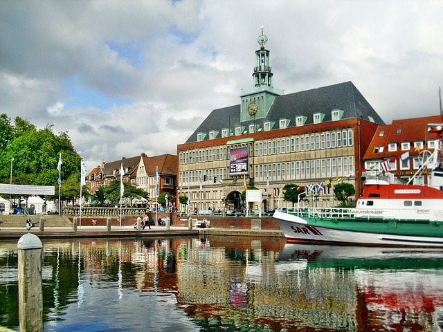 Verkaufsoffener Sonntag Emden - Das Rathaus am Hafen