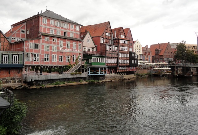 Verkaufsoffener Sonntag Lüneburg - Typische Häuserfront am Fluss