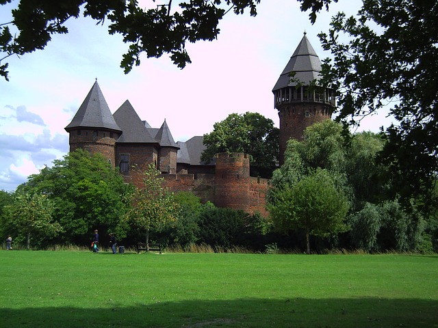Verkaufsoffener Sonntag Krefeld - Burg Linn beherbergt auch ein Museum