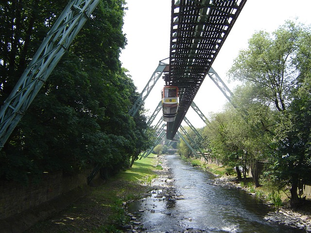 Verkaufsoffener Sonntag Wuppertal - Die Schwebebahn ist kein gewöhnliches Fortbewegungsmittel