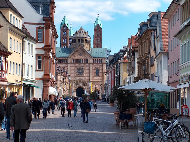 Verkaufsoffener Sonntag Speyer - Der Kaiserdom mit Einkaufsstraße