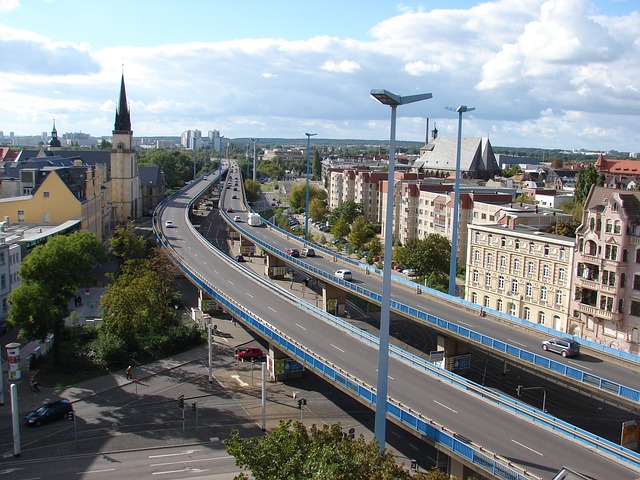 Verkaufsoffener Sonntag Halle (Saale) - Die Hochstraße führt mitten durch die Stadt