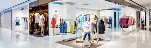 Verkaufsoffener Sonntag - Modeladen vor der Eröffnung Verkaufsoffener Sonntag - Kleiderboutique vor dem Ansturm